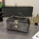 【PU Color-Block Cosmetic Bag】 Leather Handle Metal Zipper, Color-Block Simple Partition, Main Compartment Stores Cosmetics & Toiletries, Lightweight & Versatile for Commuting & Travel./beige