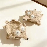 2PCS Hand-crocheted squirrel coaster, soft and durable yarn. The cute and adorable design combines decoration, heat insulation, and stress relief in one. Compact and practical, it brightens up your office life.