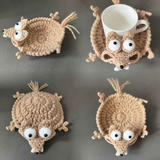 2PCS Hand-crocheted squirrel coaster, soft and durable yarn. The cute and adorable design combines decoration, heat insulation, and stress relief in one. Compact and practical, it brightens up your office life.