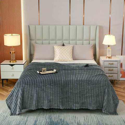 200*230cm Dark grey Solid Colour Flannel Throw Blanket - Thick Double-Sided Fleece with Ribbed Texture - Soft throw blanket& Lightweight for Sofa, Bed, Office Nap, Air-Conditioned Rooms - Durable, Machine Washable, Non-Shedding