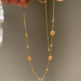Gold Daisy Flower Necklace for Women Elegant Floral Pendant Collarbone Chain Jewellery Minimalist Gold Tone Fashion Accessory Gift for Everyday Wear