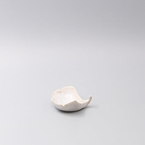 Darrahopens Food & Beverage > Pantry > Condiments & Sauces Gingko Leaf Sauce Dish 30ml Ivory Fleck