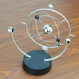 Darrahopens Home & Garden > Decor > Vases & Table Decor Newton's Cradle, an artistic craft piece for both home and office – a perpetual motion desktop ornament (requires 4 AA batteries to operate / batteries not included).